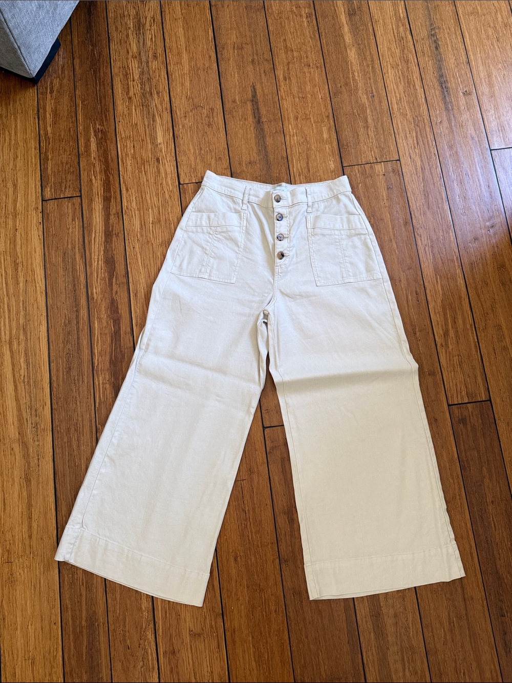 Evereve Joelle stretch linen crop button front pant in Cream